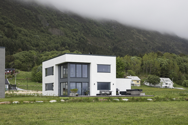 Fritstående hus i Godøy